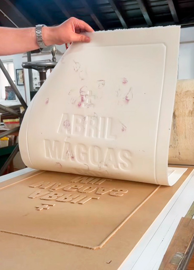 Abril mágoas mil