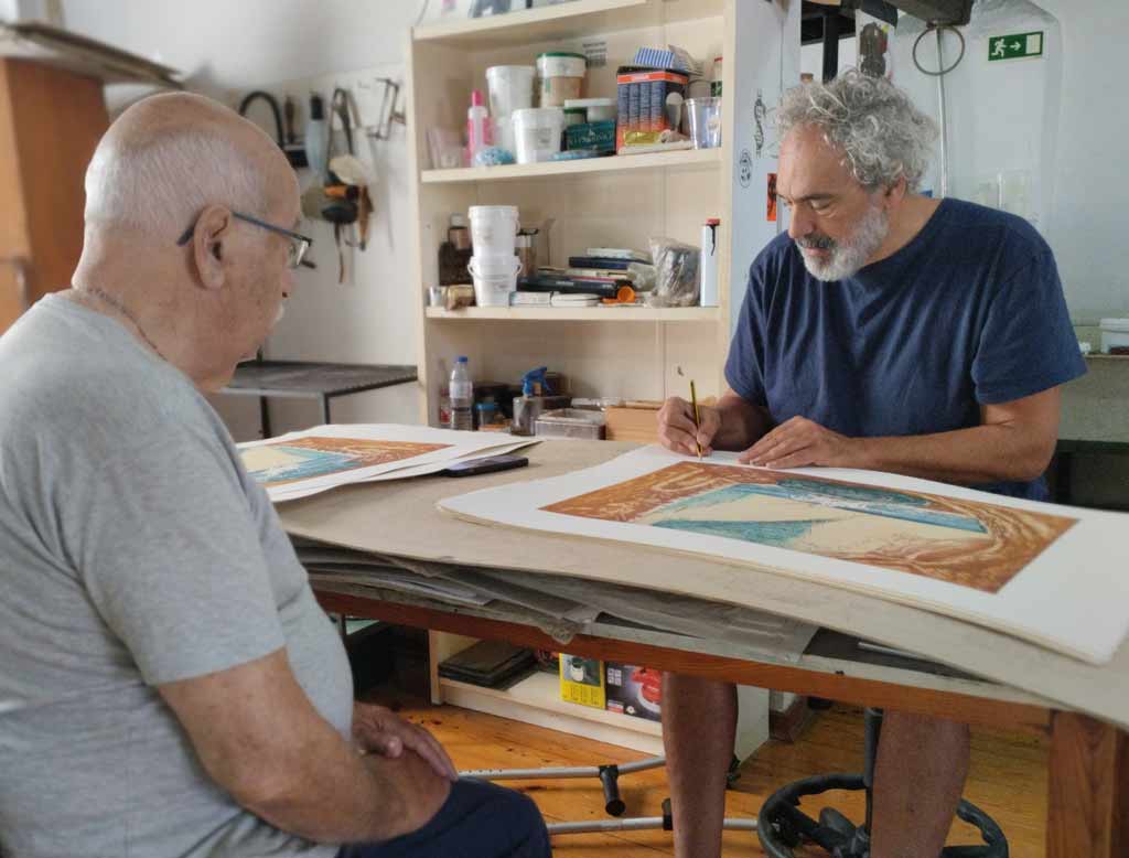 Manuel Jo&atilde;o Vieira assina as novas gravuras no atelier CPS